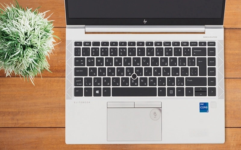 Bàn phím, touchpad nhanh nhạy