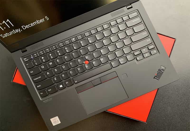 Bàn phím và touchpad êm ái, phản hồi nhanh, thao tác chính xác Lenovo ThinkPad X1 Carbon Gen 8: Máy tính xách tay cao cấp