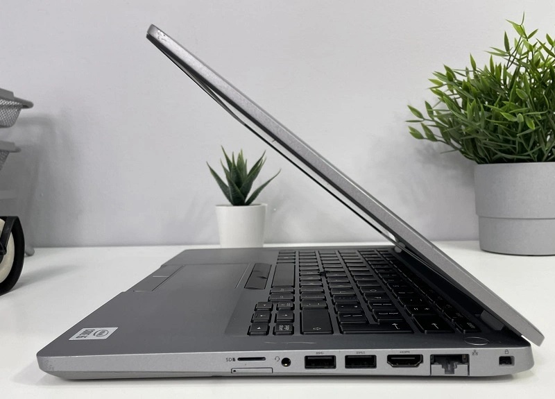 Laptop được trang bị đa dạng cổng kết nối Laptop được trang bị đa dạng cổng kết nối