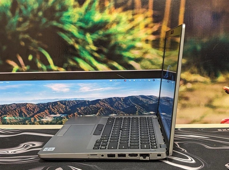 Laptop được trang bị đầy đủ các cổng kết nối