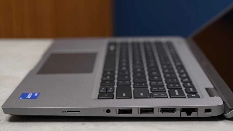 Laptop được trang bị đầy đủ các cổng kết nối Laptop được trang bị đầy đủ các cổng kết nối