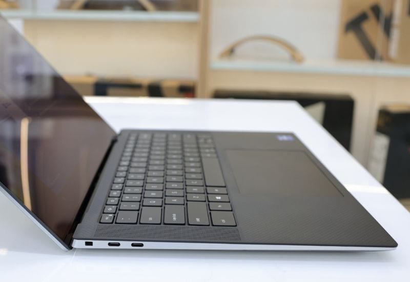 Không cần hub rườm rà – laptop đủ cổng để sẵn sàng cho mọi tình huống Cổng kết nối đa dạng