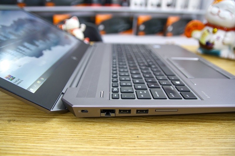 Các cổng kết nối được trang bị quanh thân máy