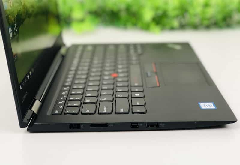 Đầy đủ cổng kết nối, tiện lợi cho mọi nhu cầu kết nối Đánh giá chi tiết Lenovo ThinkPad X1 Carbon Gen 8 toàn diện