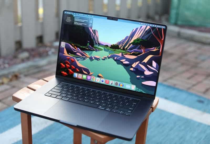 Ưu tiên màn hình sắc nét, độ phân giải cao, màu chuẩn Chọn laptop cấu hình cao, card đồ họa mạnh, RAM đủ lớn