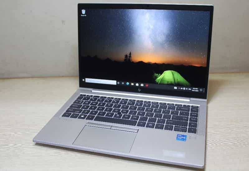 Laptop mạnh mẽ hỗ trợ sinh viên logistics xử lý dữ liệu nhanh chóng