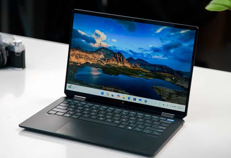 linh hoạt với màn hình xoay cảm ứng, phù hợp nhu cầu sáng tạo nội dung