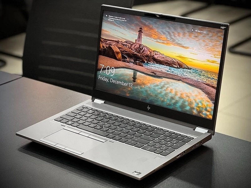 Máy được thiết kế thanh lịch và mỏng nhẹ hơn trước Máy được thiết kế thanh lịch và mỏng nhẹ hơn trước