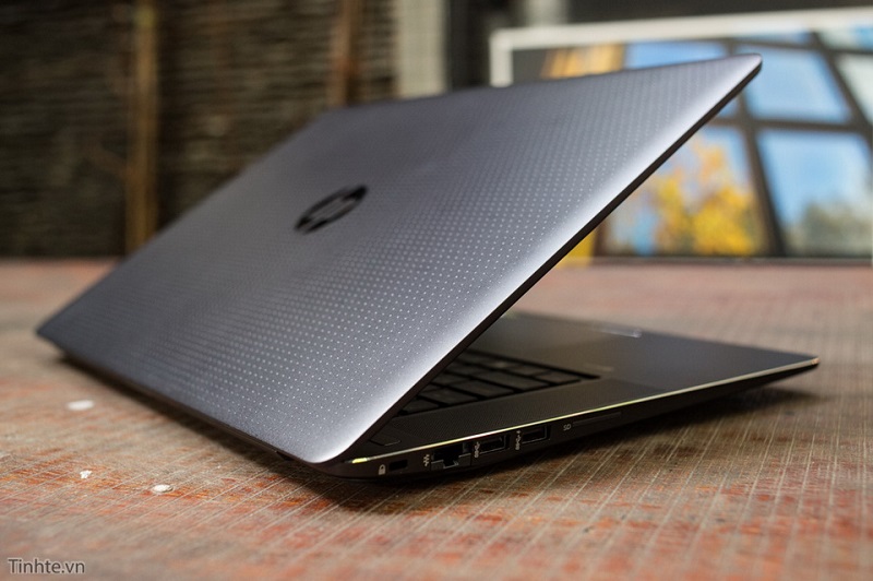 Thiết kế bàn phím và touchpad chắc chắn