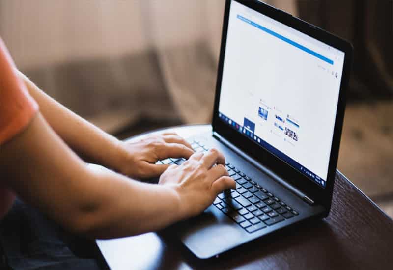 Quan sát điểm chết, ám màu, độ sáng rõ Bí kíp test laptop cũ cực chuẩn giúp bạn tránh mua nhầm