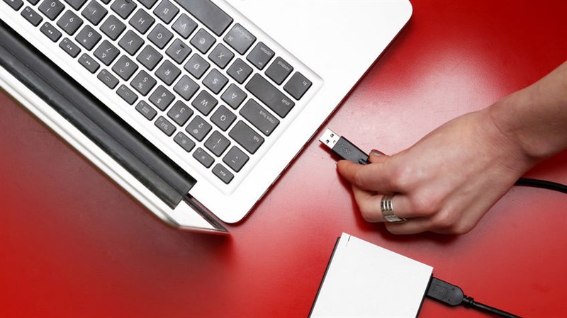 Kiểm tra khe cắm sạc khi Laptop sạc không vào plugged in not charging