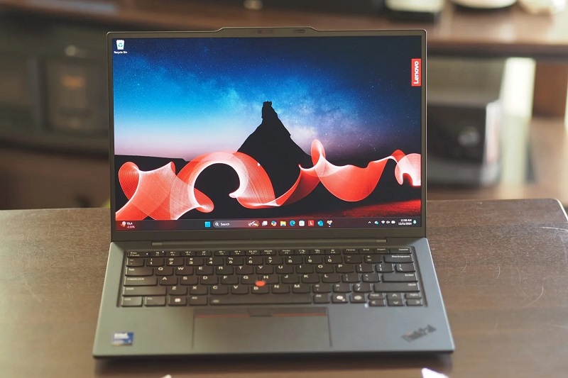 Thiết kế đen tuyền mạnh mẽ, khung máy làm từ hợp kim magie