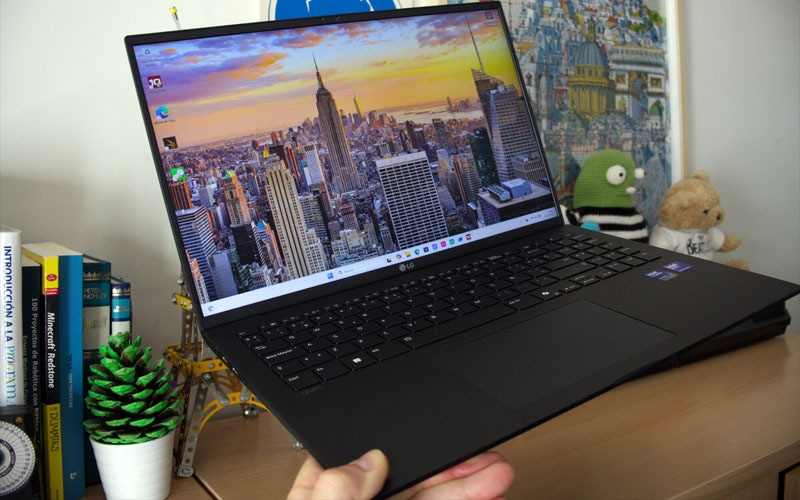 Hiệu năng mạnh mẽ, xử lý đa nhiệm và ứng dụng nặng Đánh giá laptop văn phòng 30 triệu: Thiết kế & tính năng nổi bật