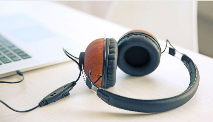 Laptop vừa phát âm thanh ở tai nghe vừa phát loa ngoài