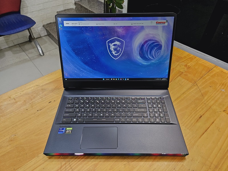 Máy sở hữu kiểu dáng hiện đại với các đường cắt vát góc cạnh Máy sở hữu kiểu dáng hiện đại với các đường cắt vát góc cạnh