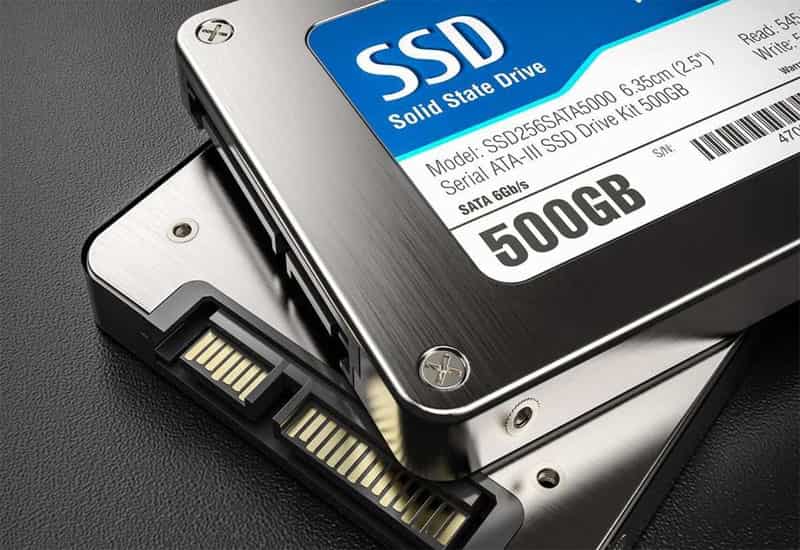 SSD sử dụng chip nhớ, cải thiện tốc độ máy tính. Ổ cứng SSD lưu trữ dữ liệu nhanh, bền hơn HDD.