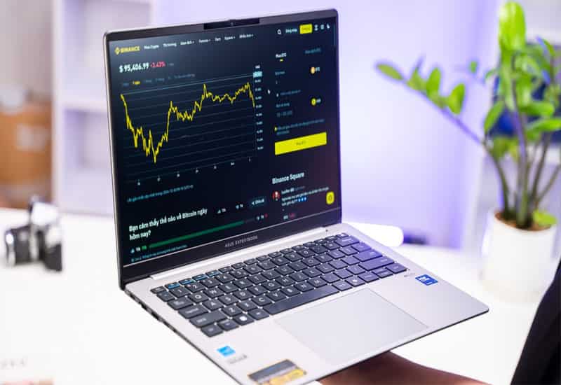 Thiết kế mỏng nhẹ, sang trọng, phù hợp phong thái chuyên nghiệp Hiệu năng mạnh mẽ, xử lý nhanh mọi tác vụ công việc doanh nhân